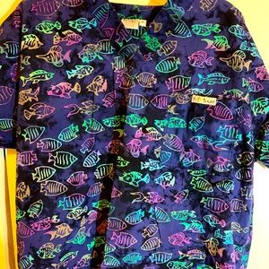 🐠Crazy scrub top medium with lots of fish 🐠 blue green